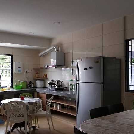 Ellis Lot 310 Villa Kuching Bagian luar foto